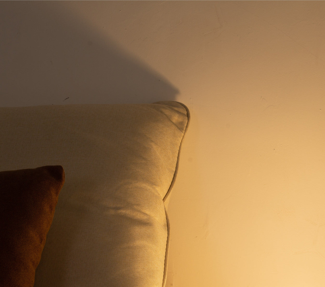 Soft 360 degree glow of the Serenity Light on cushions and wall